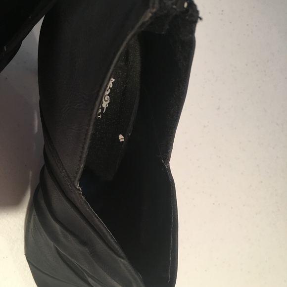 *SOLD* NWOT Charles Albert Navy Peep-Toe Heels - Picture 5 of 8